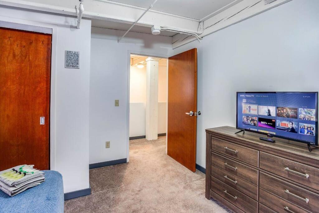 Centric Modern Loft W/ King Beds & Smart Gametable Villa Rochester Luaran gambar