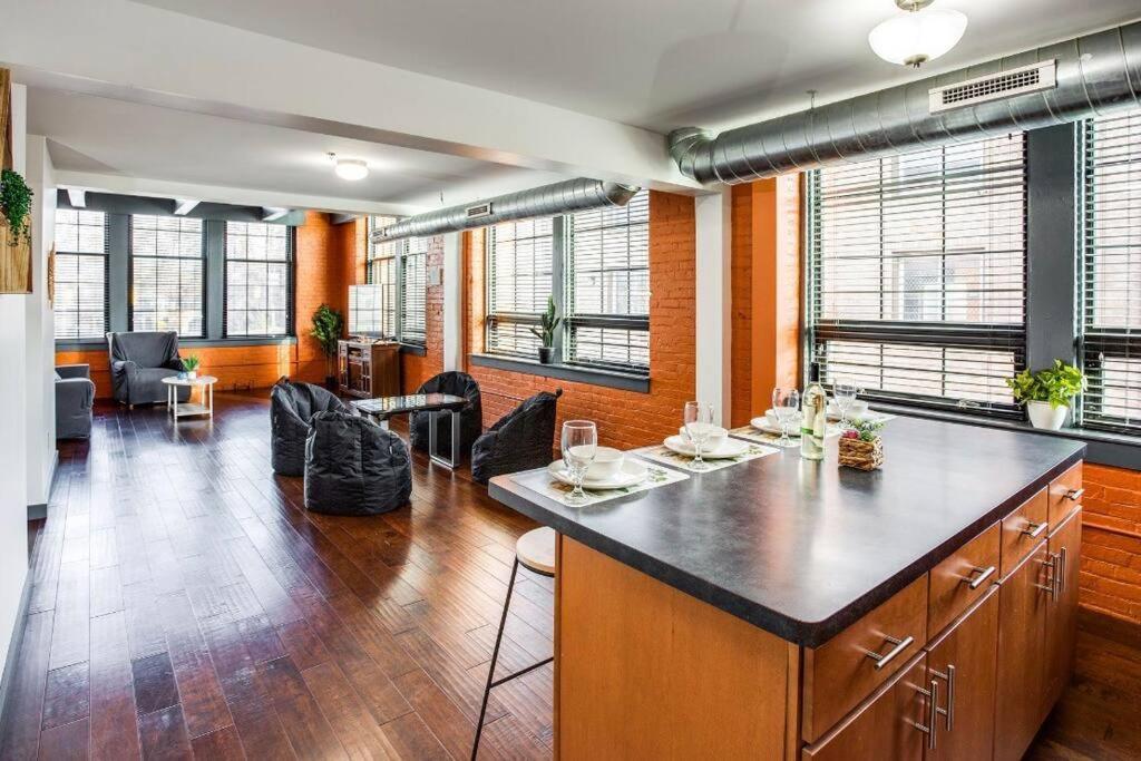 Centric Modern Loft W/ King Beds & Smart Gametable Villa Rochester Luaran gambar